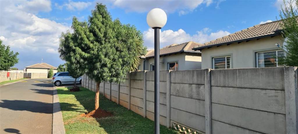 2 Bed Townhouse in Ruimsig photo number 21