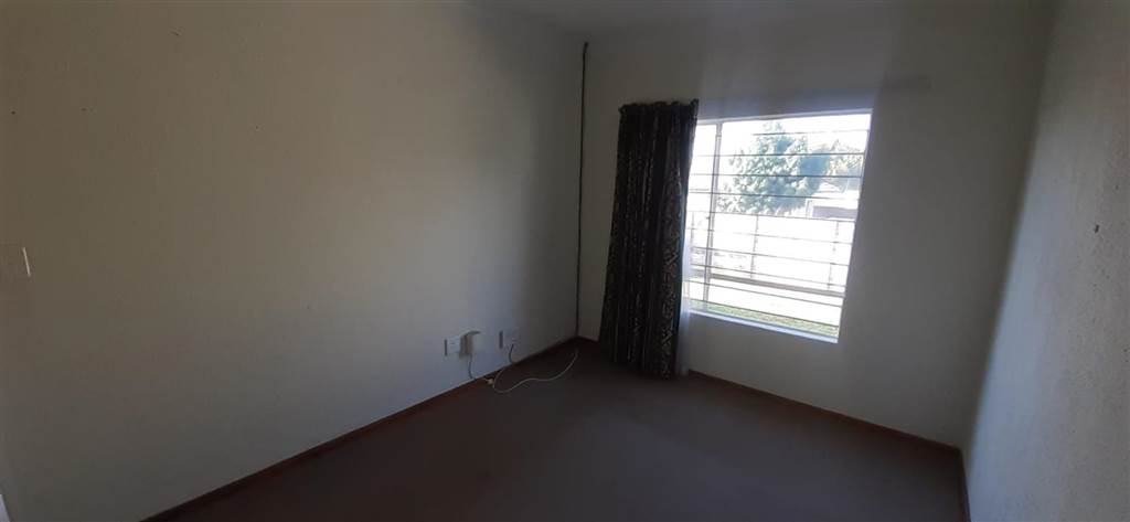 2 Bed Townhouse in Ruimsig photo number 11