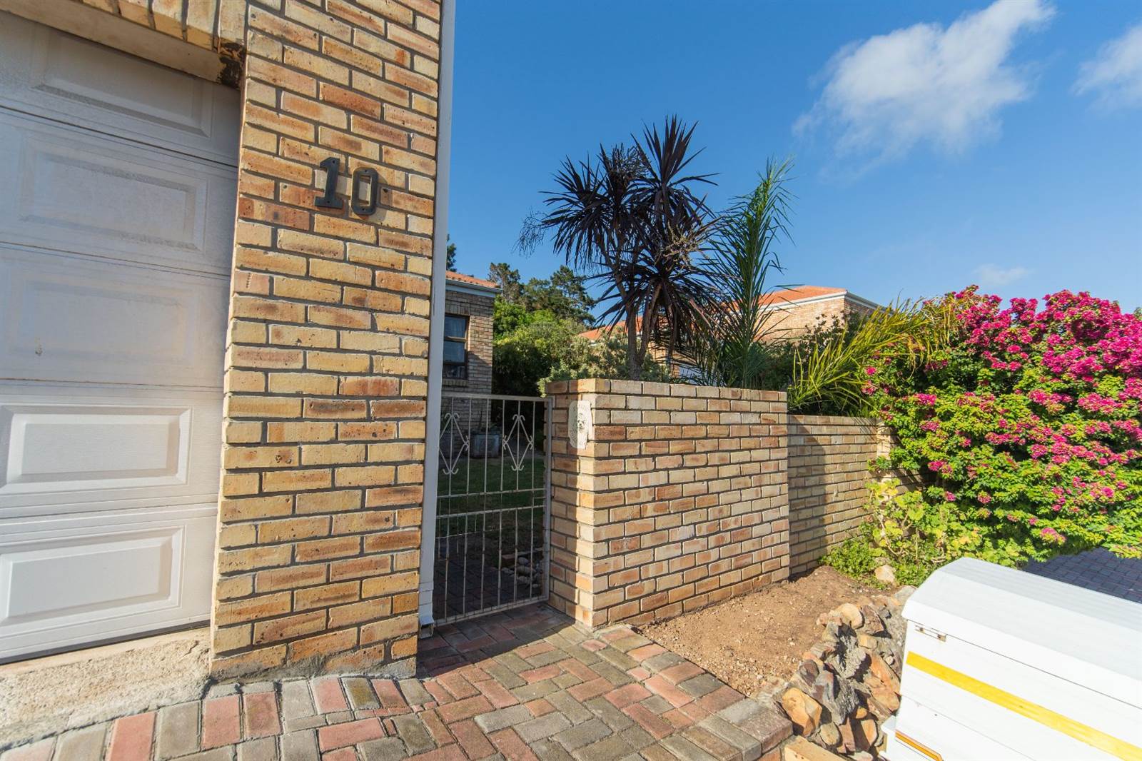 4 Bed Townhouse in Glenroy Park photo number 5
