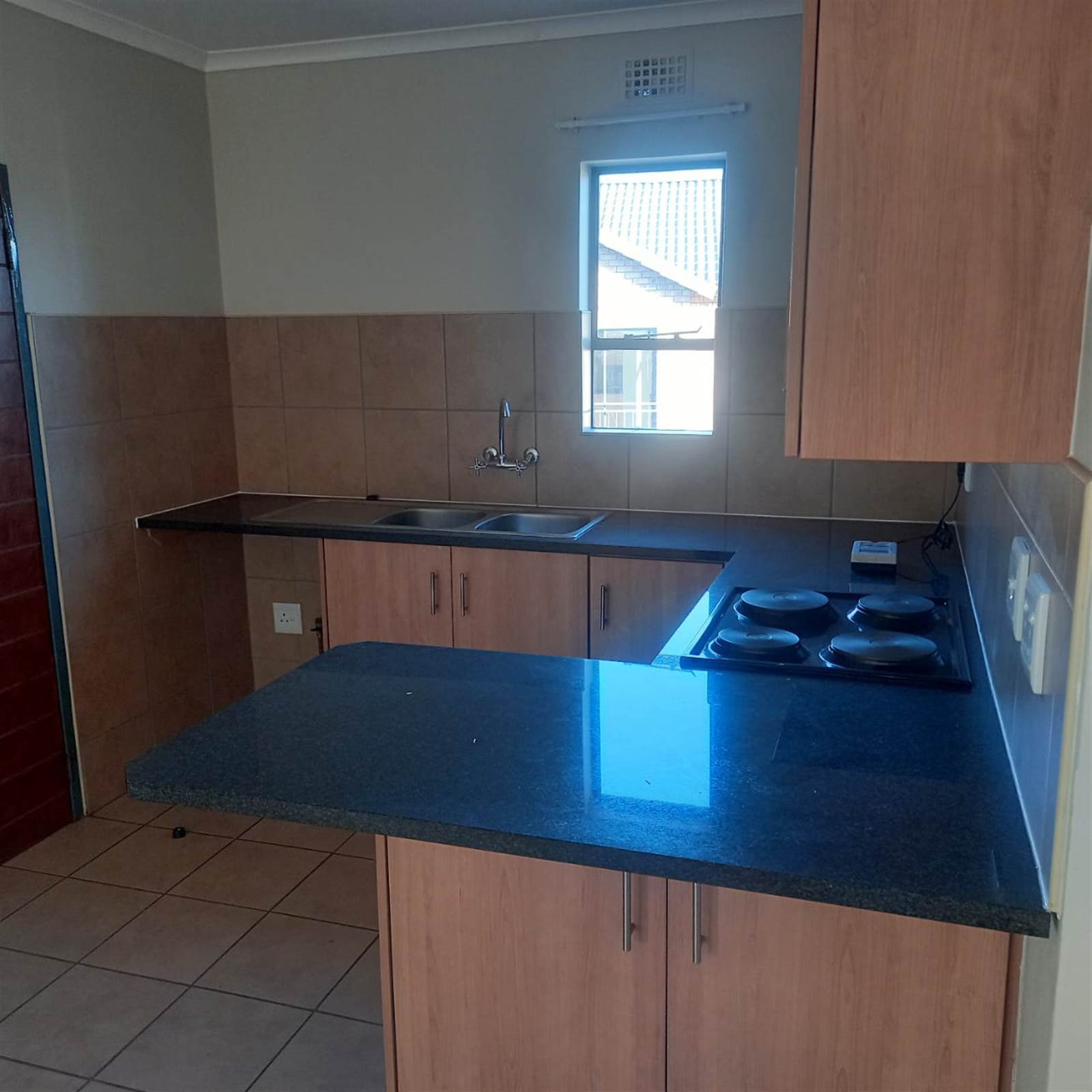 2 Bed Apartment in Olifantsvlei photo number 3