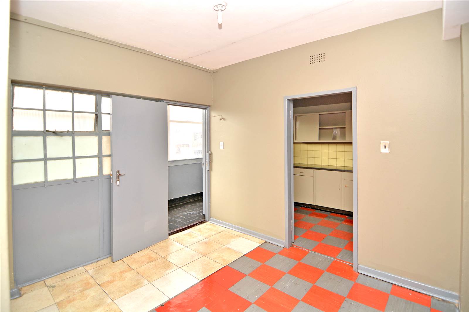 3 Bed Apartment in Johannesburg Central photo number 5