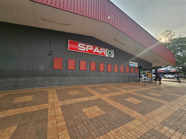 1 200 m² Retail Space 1 200 m² Retail Space