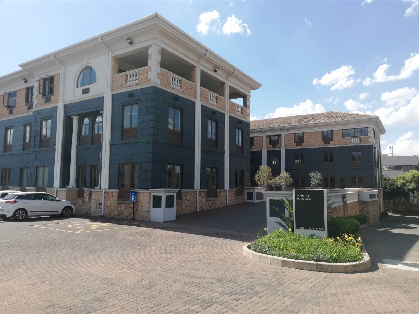 550  m² Commercial space in Rivonia photo number 2