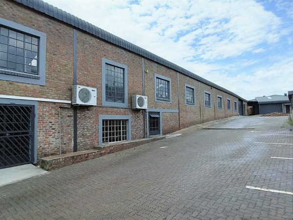1427  m² Industrial space in Waltloo
