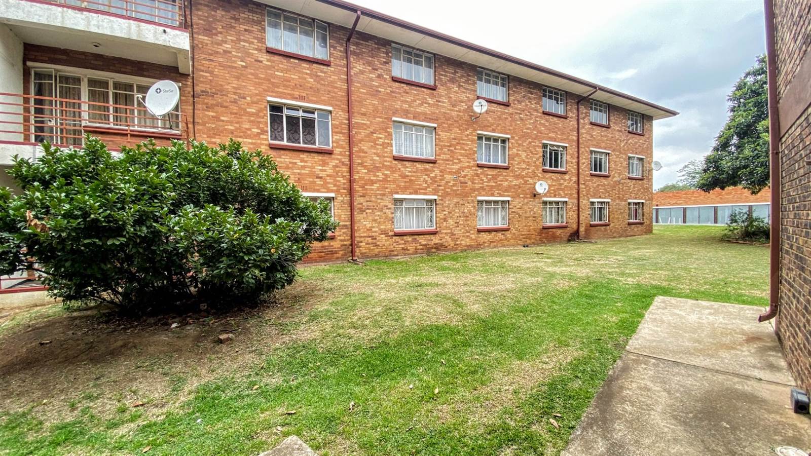 2 Bed Apartment in Vereeniging Central photo number 11