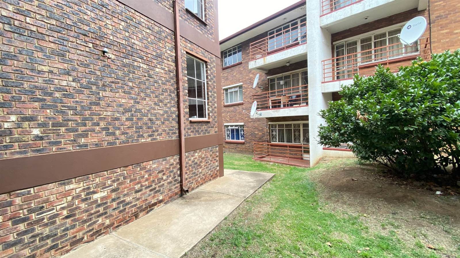 2 Bed Apartment in Vereeniging Central photo number 12