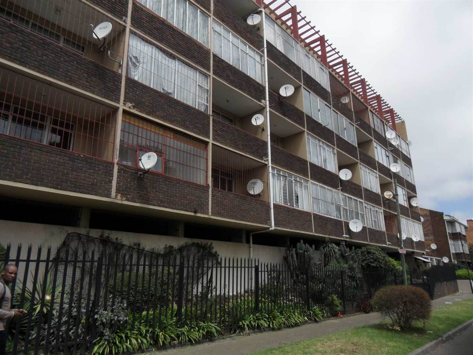 1 Bed Apartment in Yeoville photo number 2