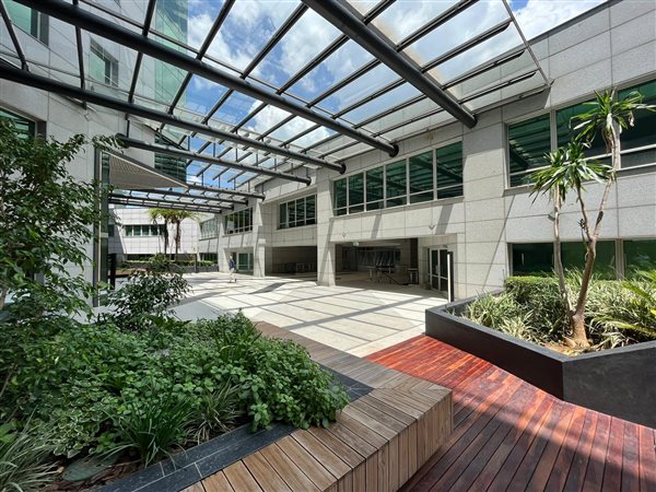 863  m² Commercial space