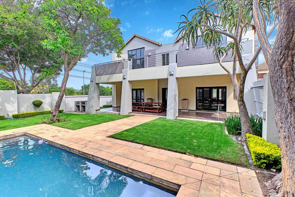 3 Bed Townhouse in Lonehill photo number 24