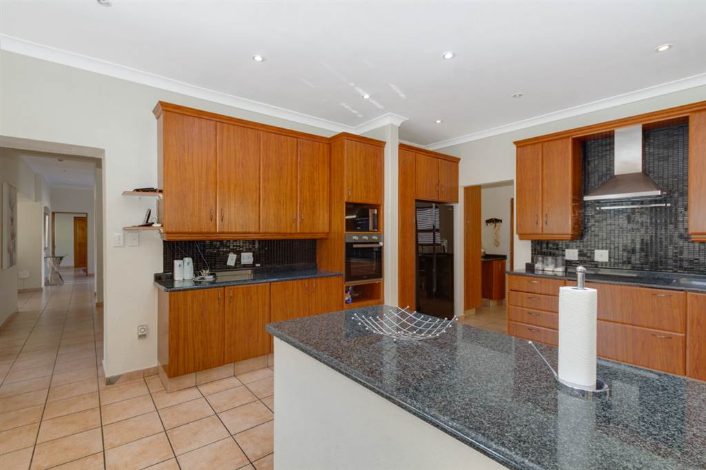 5 Bed House in Lonehill photo number 5