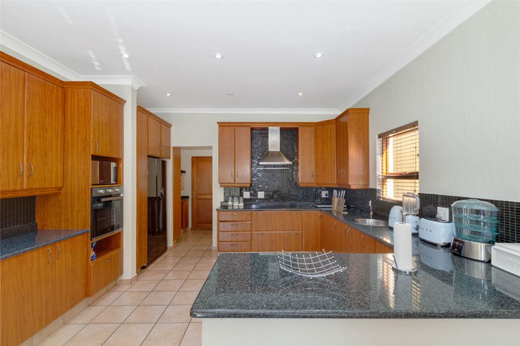 5 Bed House in Lonehill photo number 6