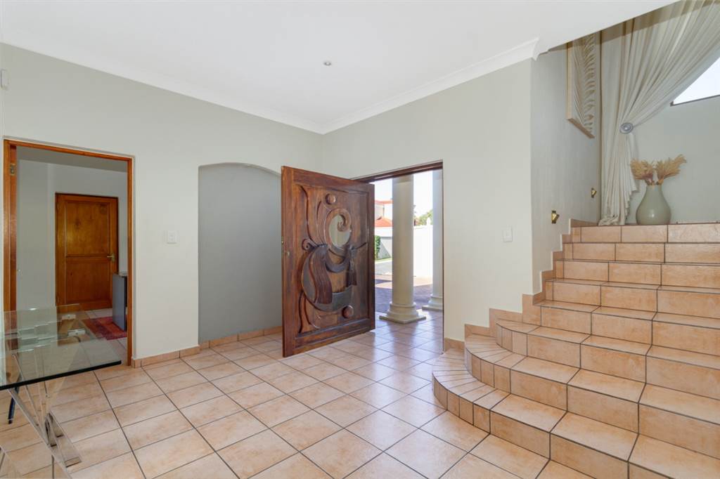 5 Bed House in Lonehill photo number 2