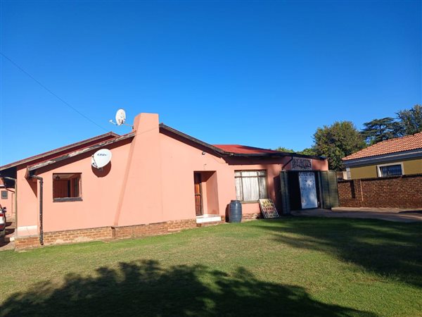 15 Bed House in Clayville