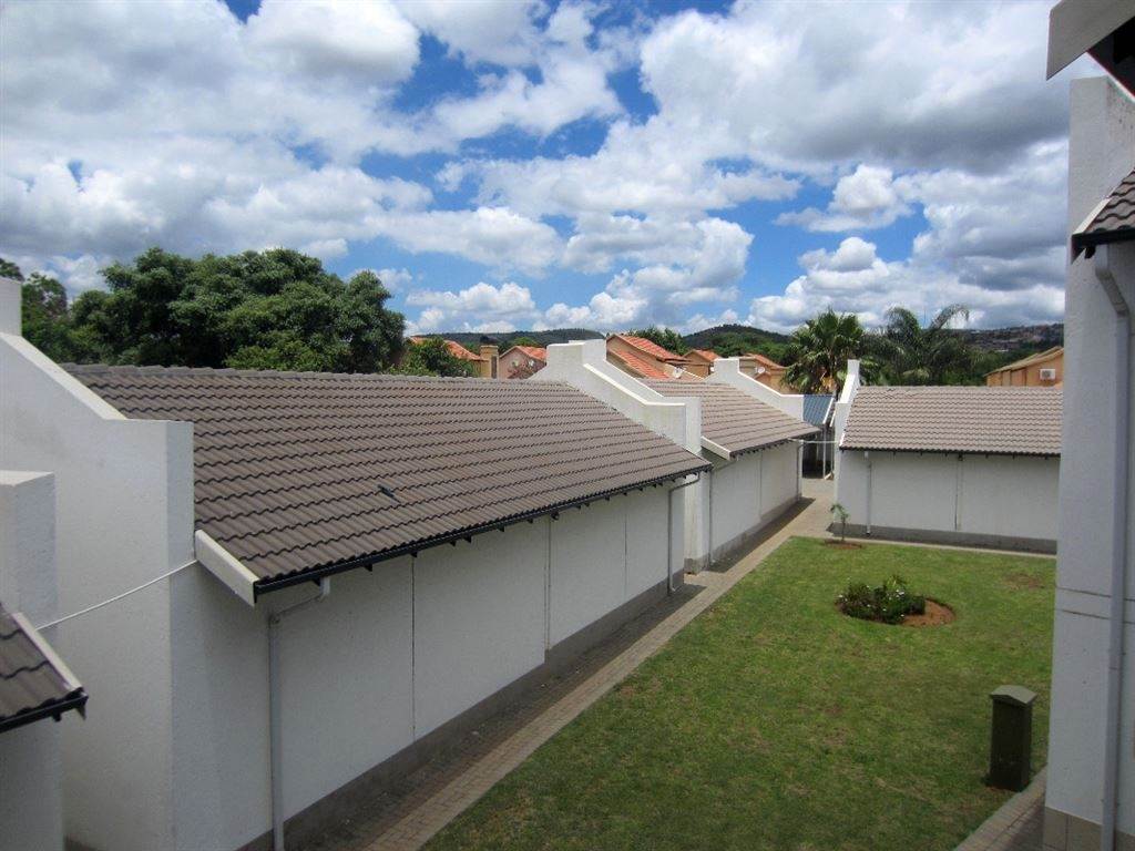 2 Bed Flat in Waterval East photo number 3