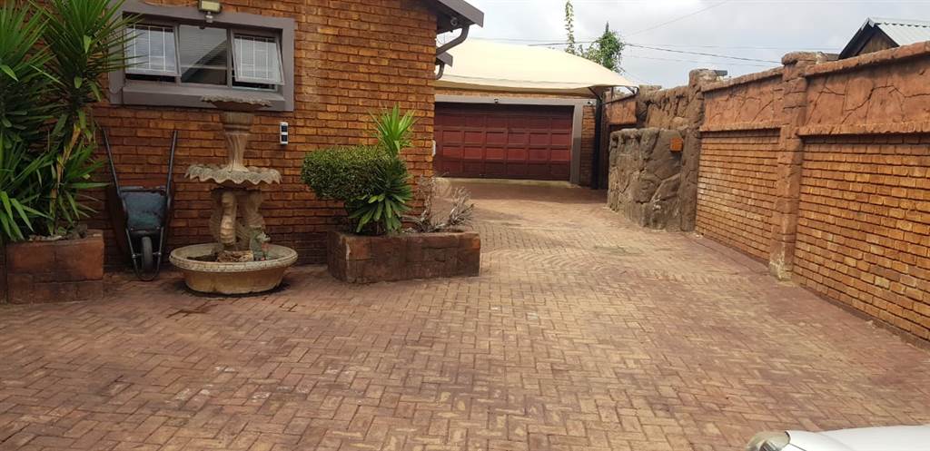 4 Bed House in Kempton Park Ext 2 photo number 1