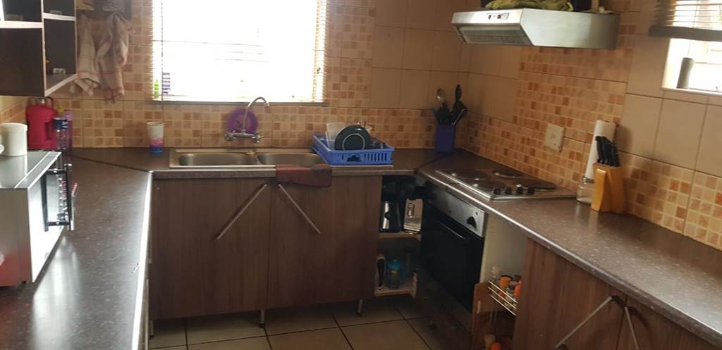 4 Bed House in Kempton Park Ext 2 photo number 7