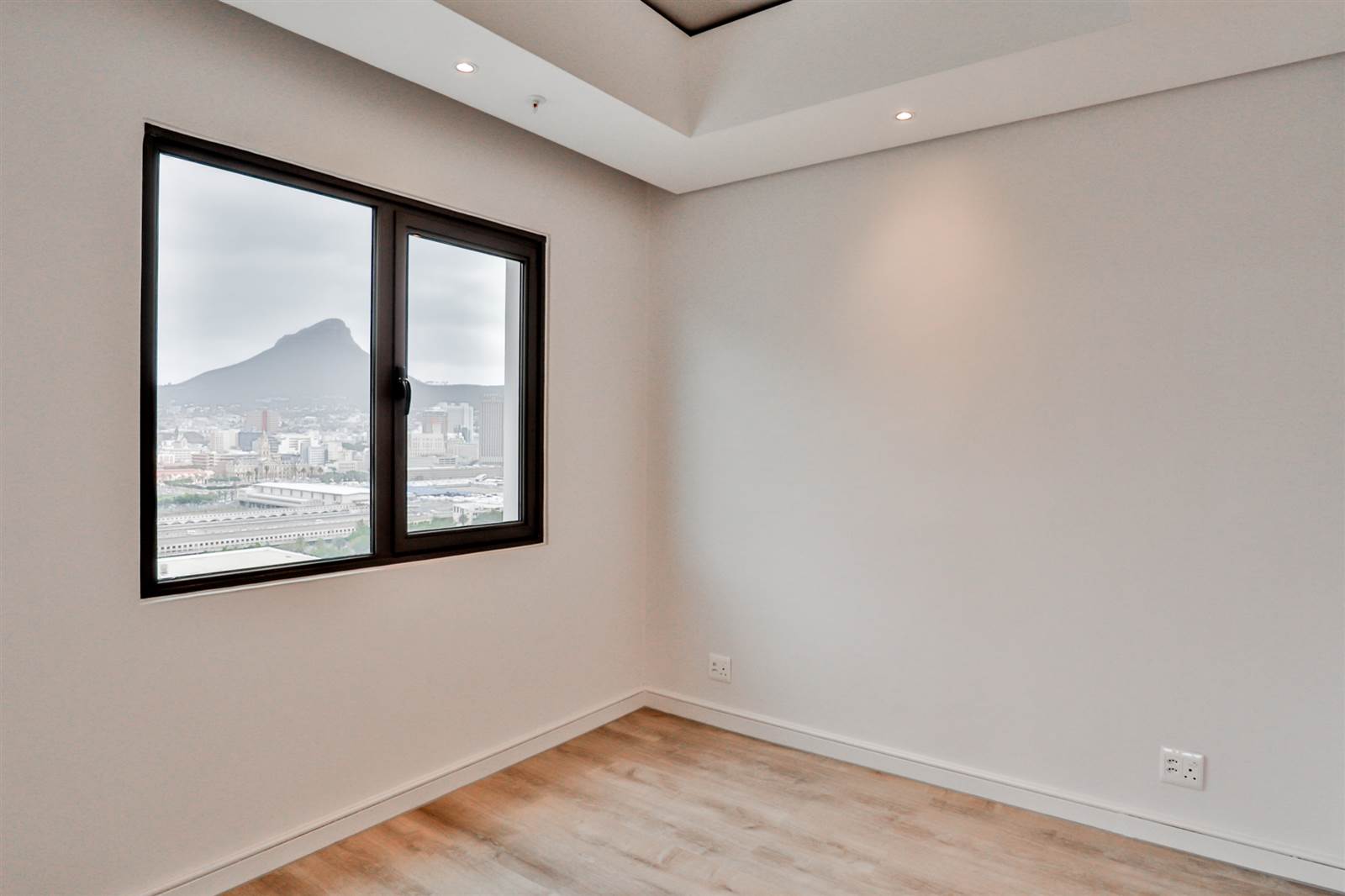 2 Bed Apartment in Cape Town City Centre photo number 6