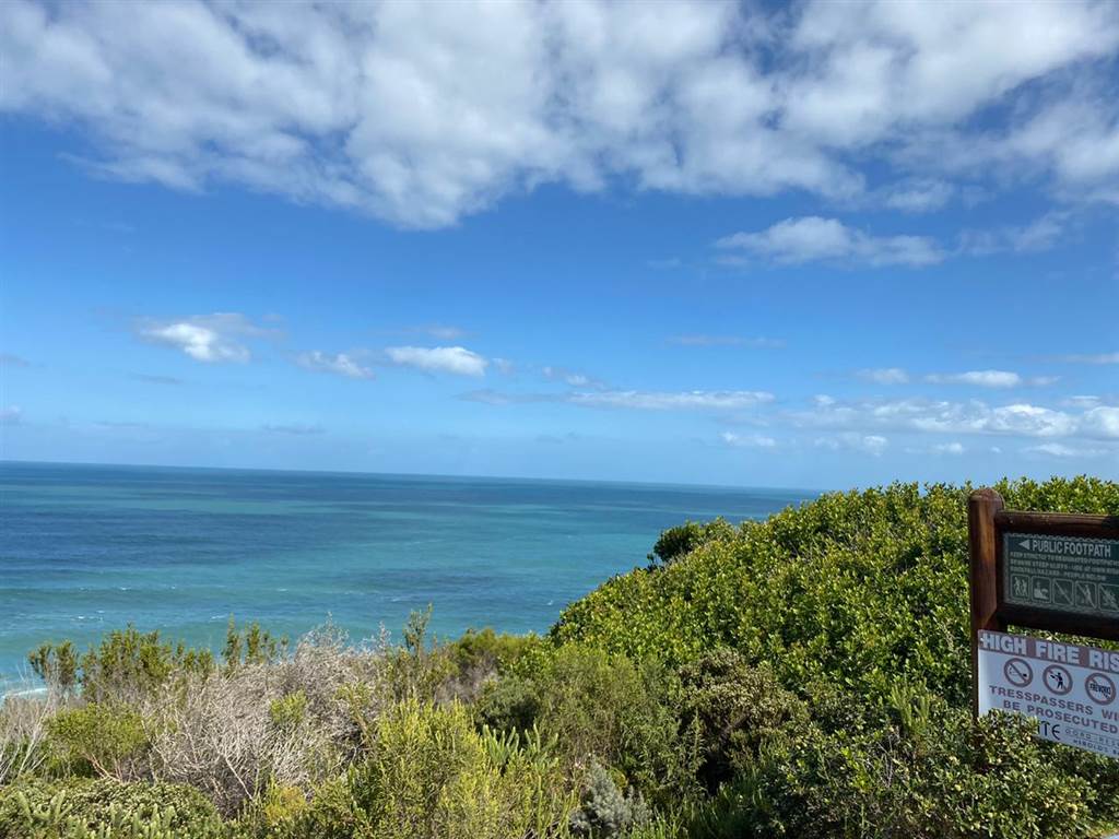 936 m² Land available in Herolds Bay photo number 11