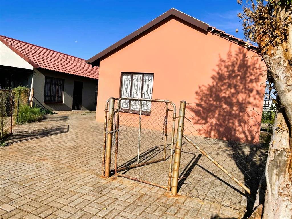 2 Bed House in Boitekong photo number 1