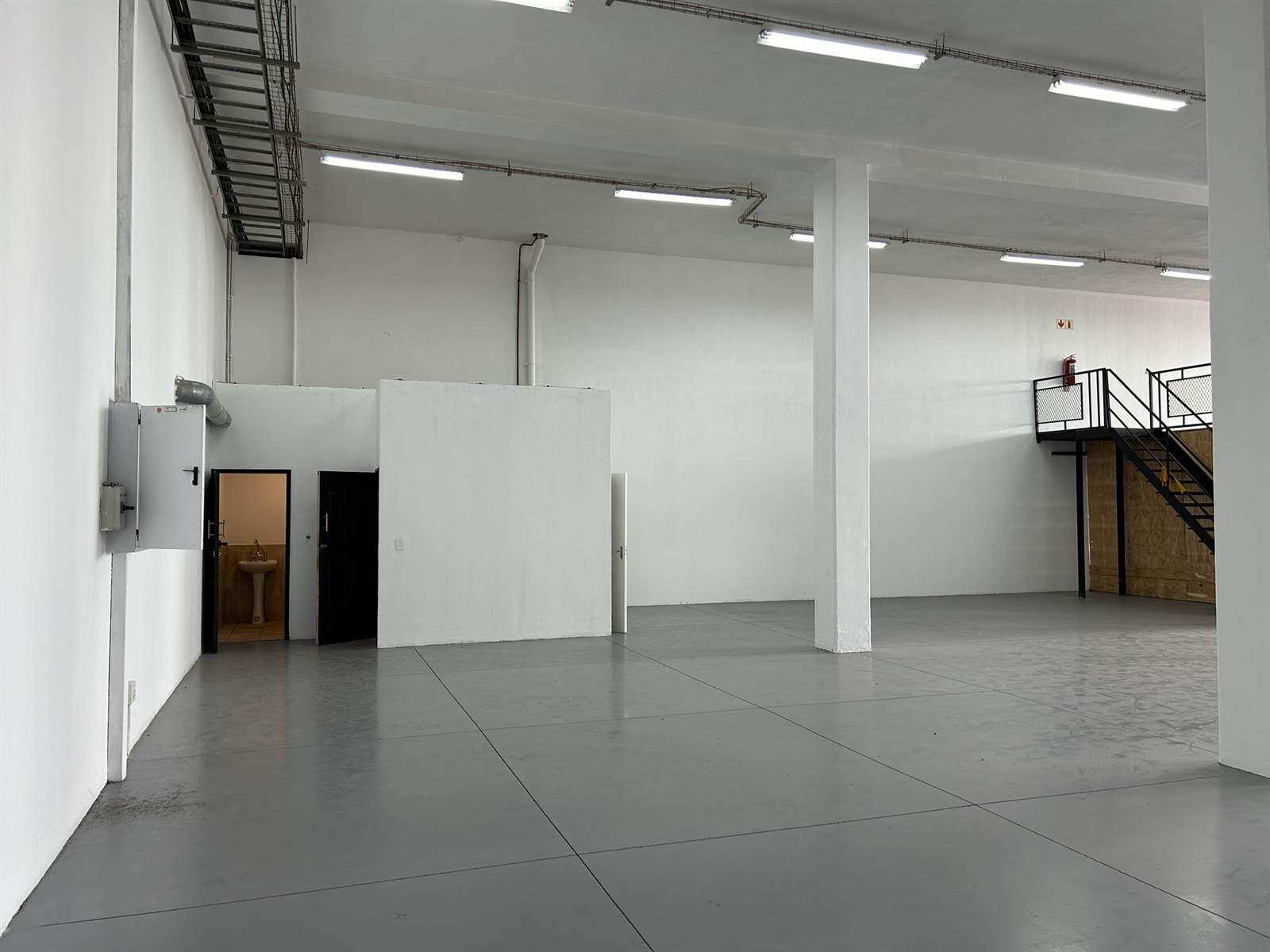 492  m² Industrial space in Laser Park photo number 2