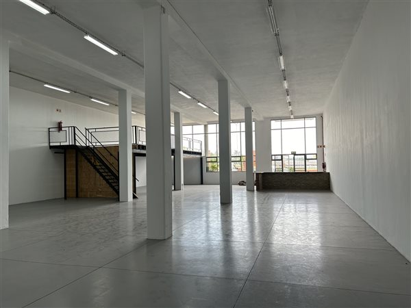 492  m² Industrial space in Laser Park