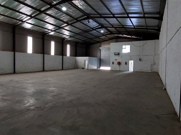 632  m² Industrial space in Clayville