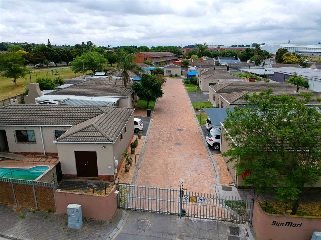 3 Bed Townhouse in Brackenfell Central photo number 1