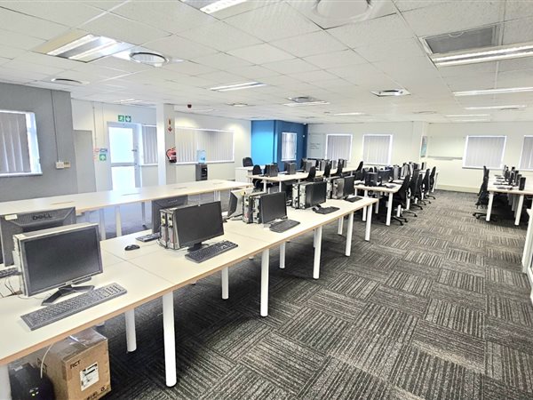 573.9 m² Office Space 573.9 m² Office Space