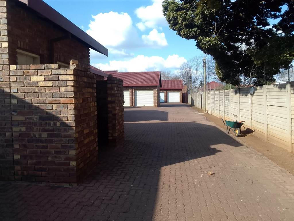 3 Bed Townhouse in Bronkhorstspruit photo number 4