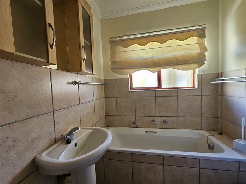 2 Bed Townhouse in Polokwane Central photo number 10