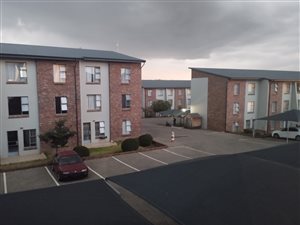 2 Bed Apartment in Rooihuiskraal North