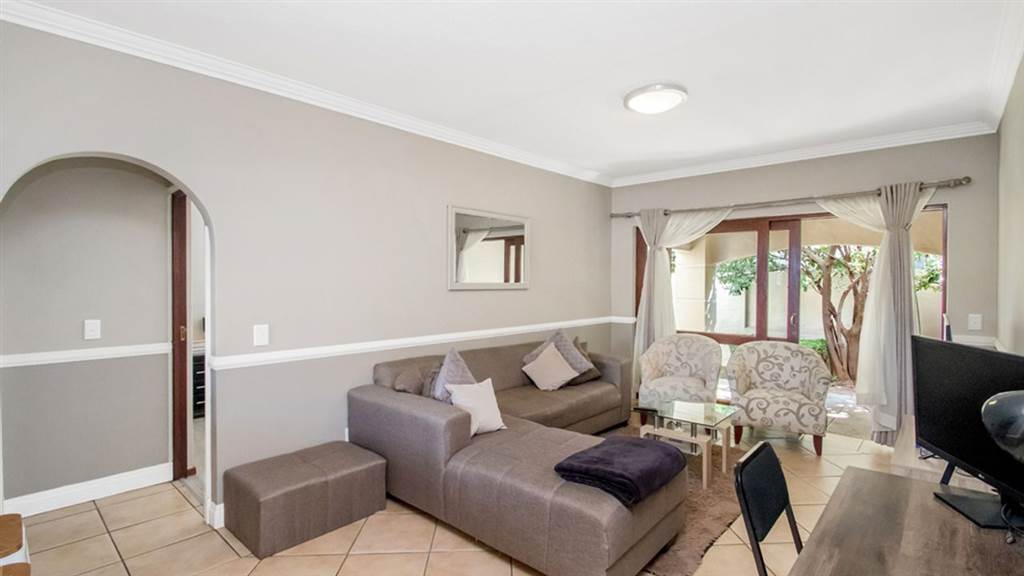 1 Bed Apartment in Sunninghill photo number 6