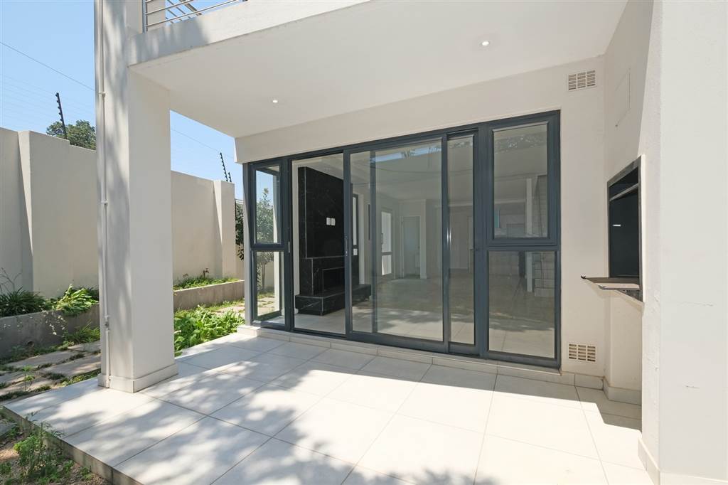 3 Bed Apartment in Bryanston photo number 2
