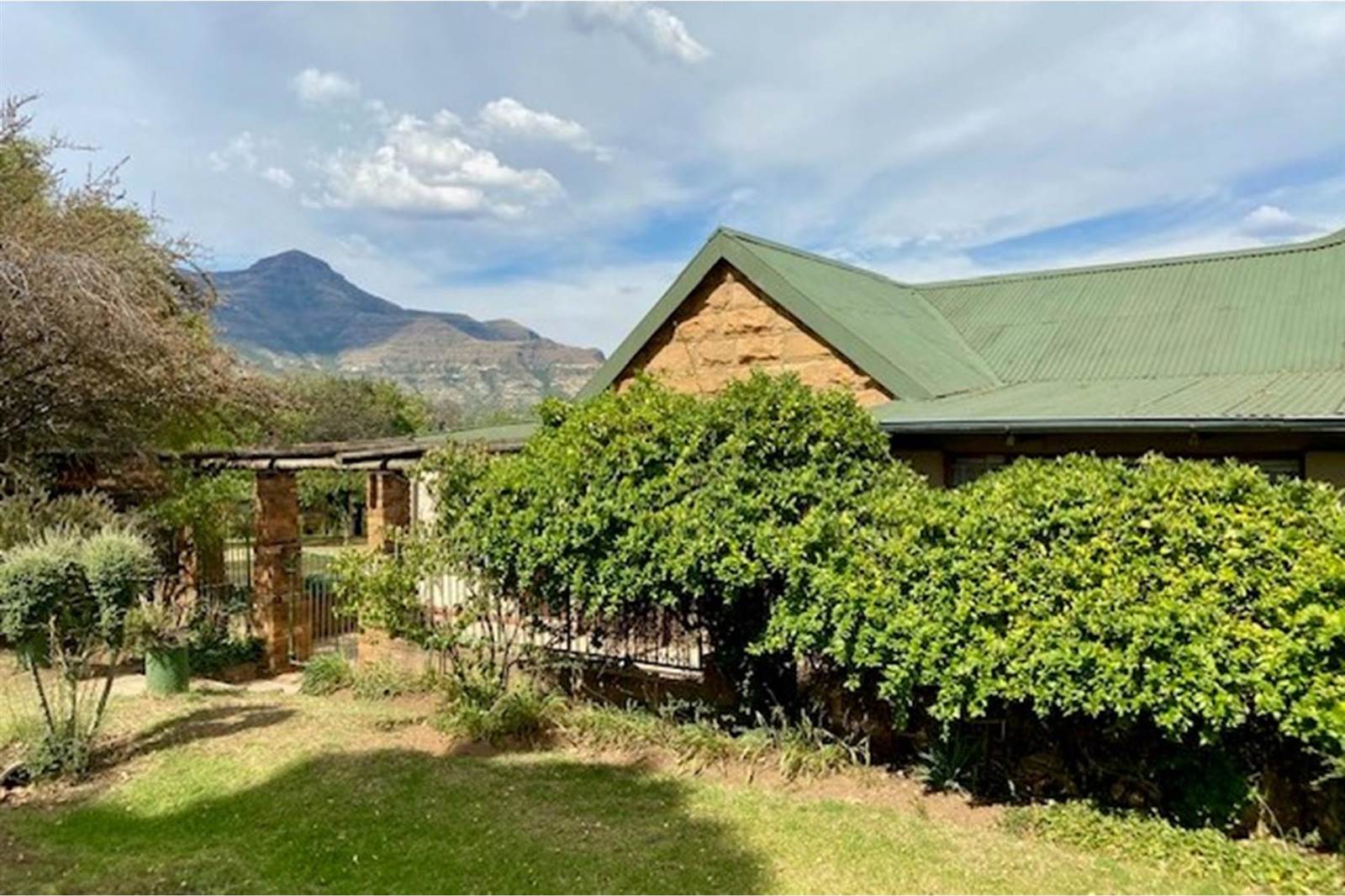 4 Bed House in Clarens photo number 3