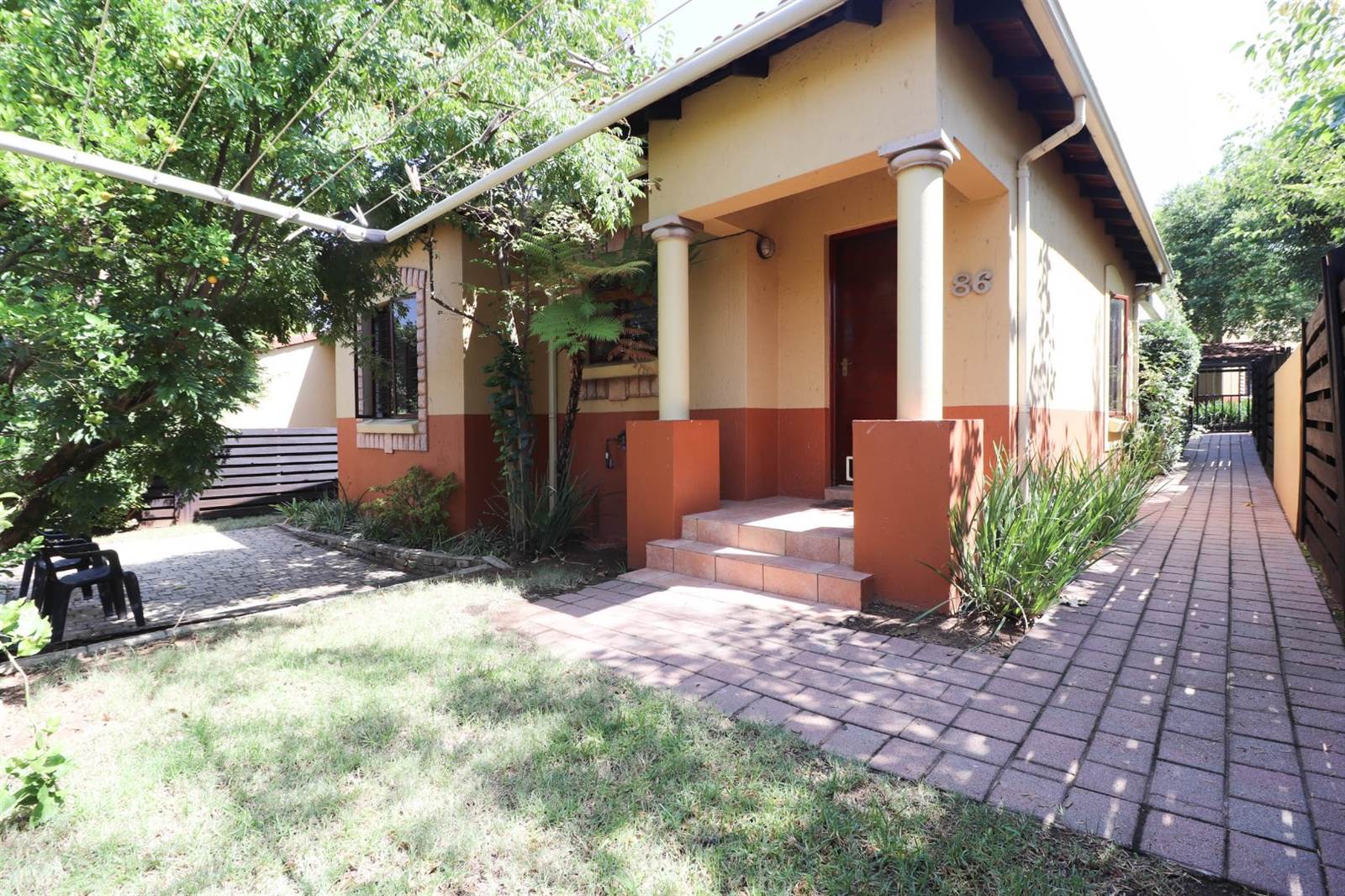 2 Bed Townhouse in Douglasdale photo number 17