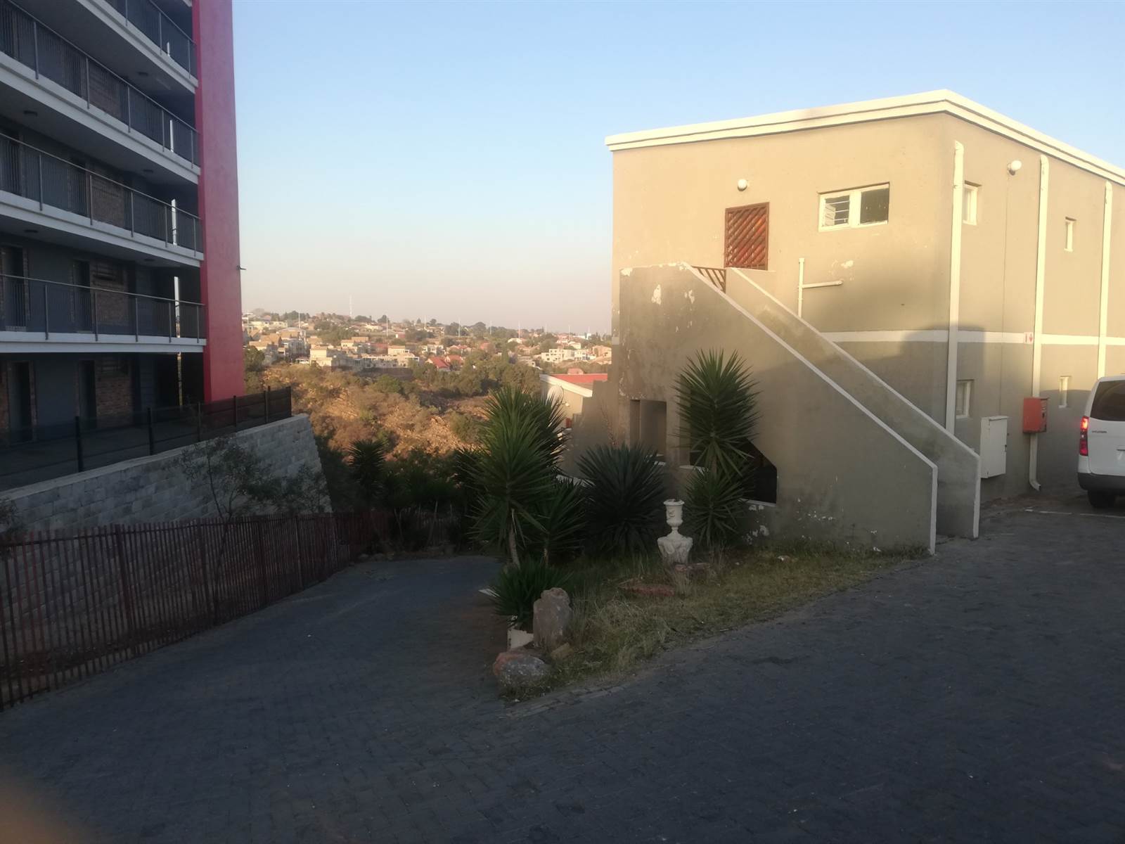 2 Bed Townhouse in Johannesburg Central photo number 1