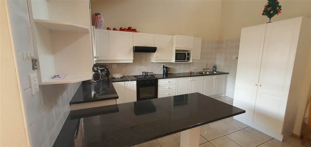 3 Bed Townhouse in Protea Park photo number 5