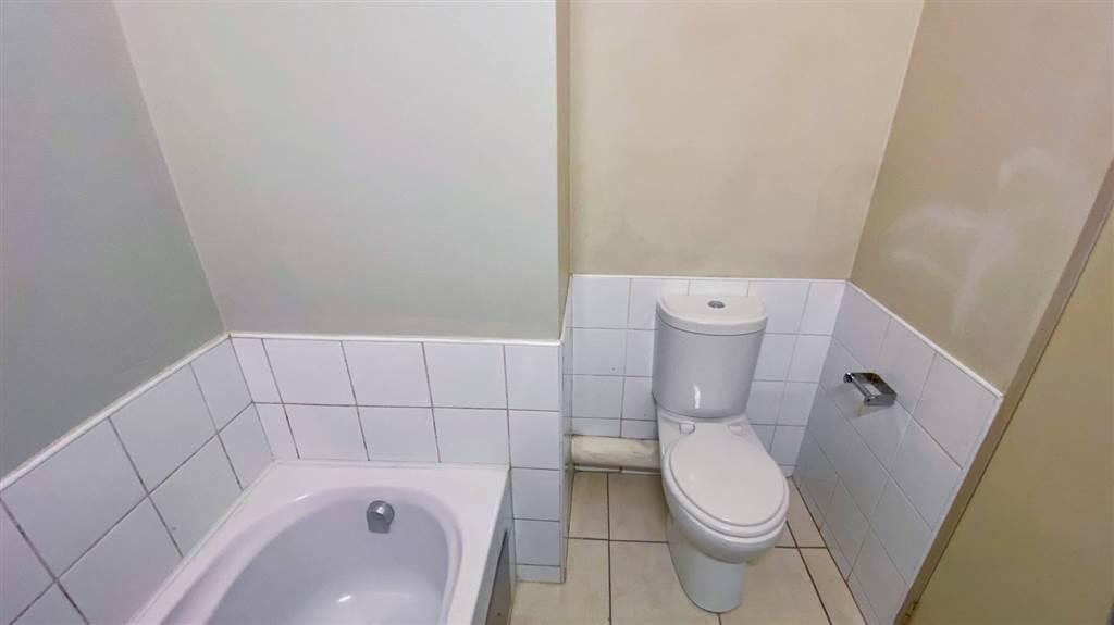 Bachelor apartment in Johannesburg Central photo number 10