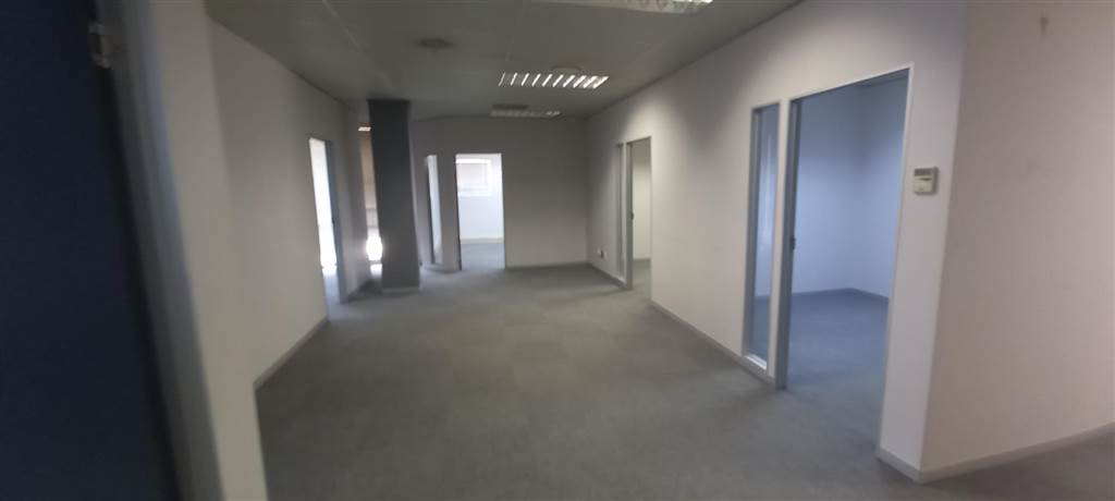 217  m² Office Space in Die Hoewes photo number 10