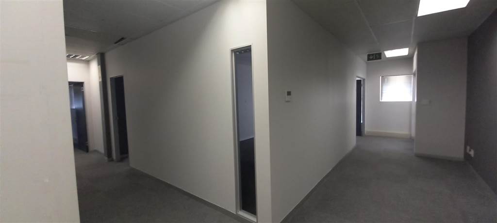 217  m² Office Space in Die Hoewes photo number 3