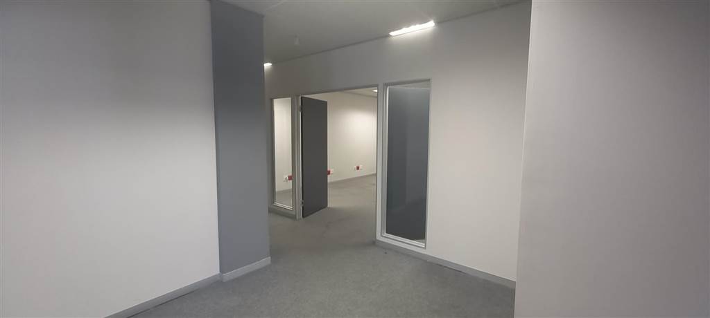 217  m² Office Space in Die Hoewes photo number 5