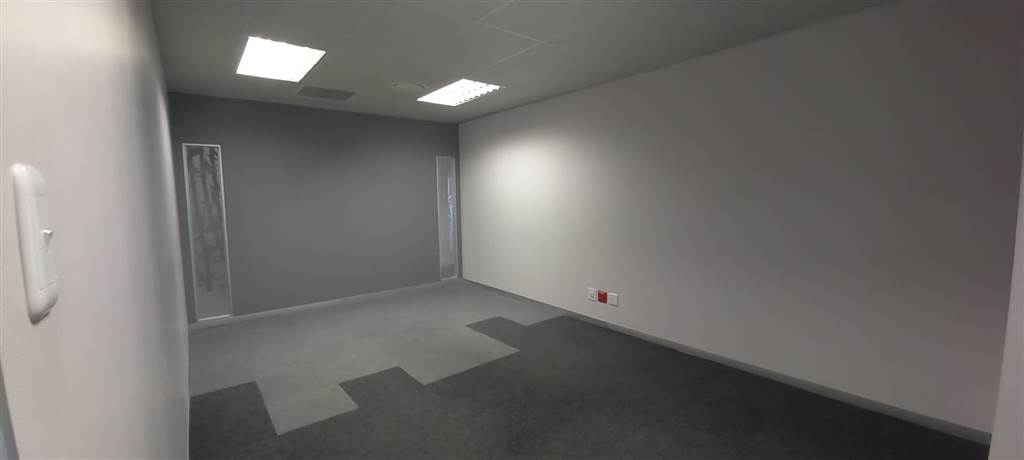217  m² Office Space in Die Hoewes photo number 8