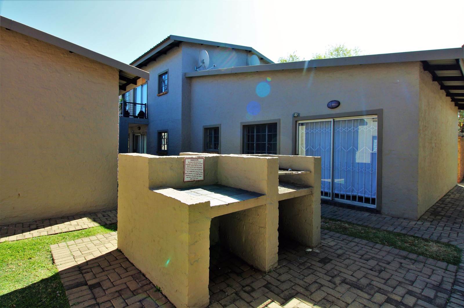 2 Bed Apartment in Witbank Central photo number 11