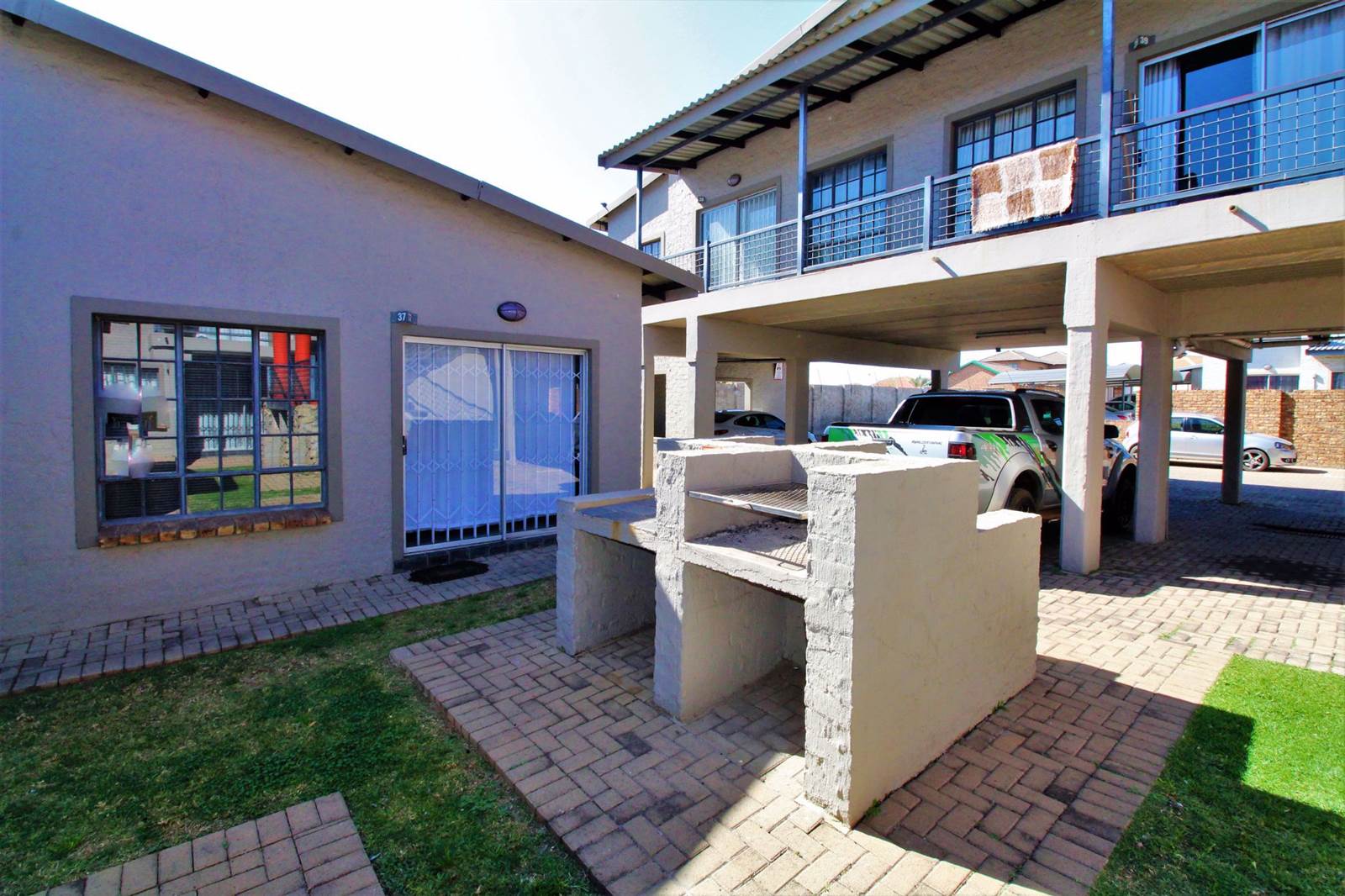 2 Bed Apartment in Witbank Central photo number 13