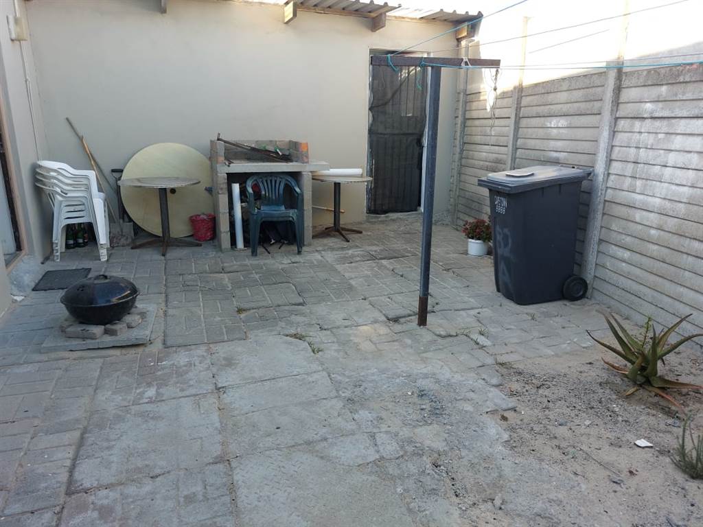 3 Bed House in Strandfontein photo number 11