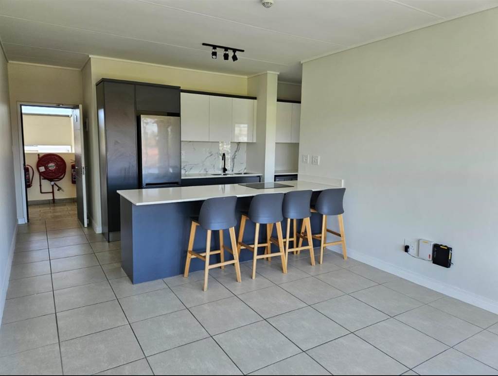 1 Bed Apartment in Somerset West Central photo number 6