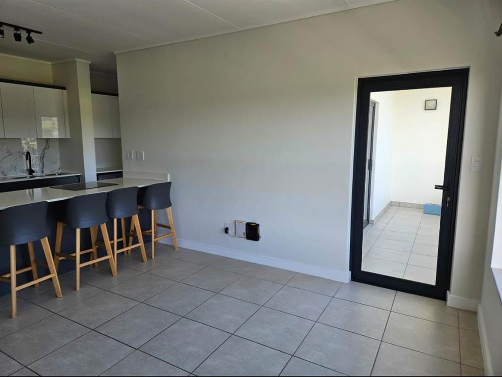 1 Bed Apartment in Somerset West Central photo number 7