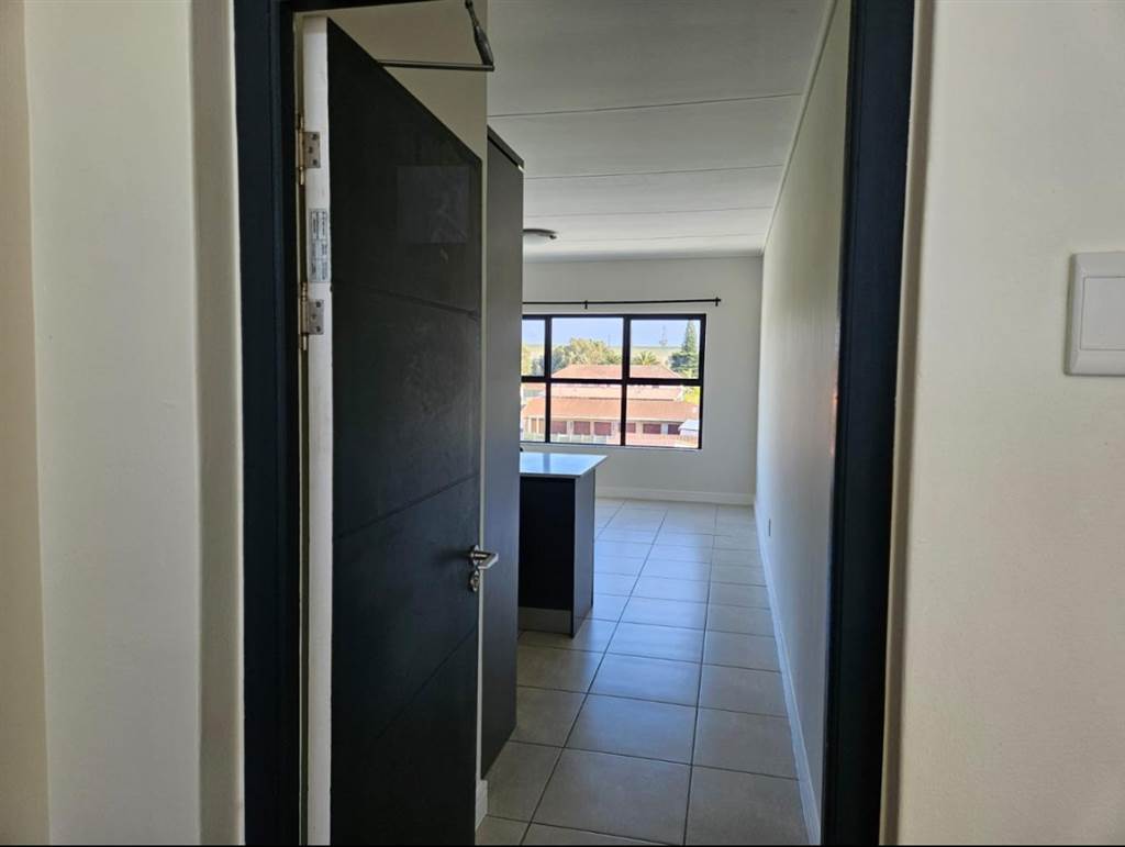 1 Bed Apartment in Somerset West Central photo number 3