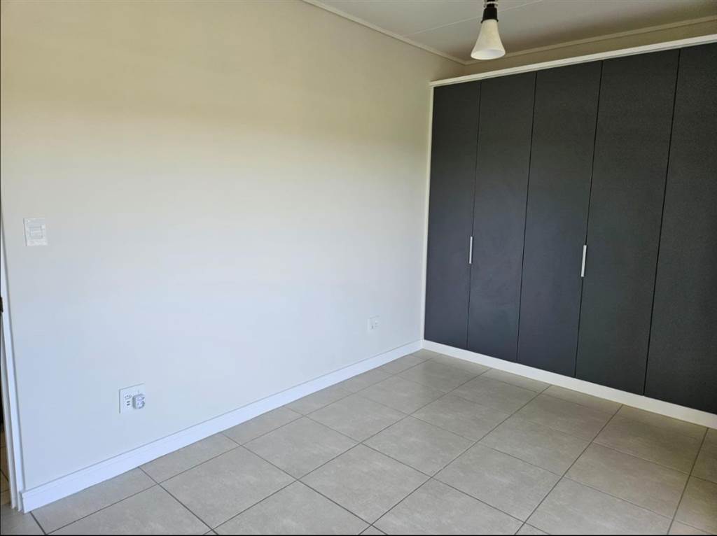 1 Bed Apartment in Somerset West Central photo number 8