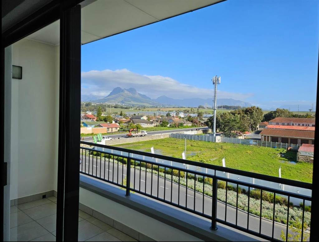 1 Bed Apartment in Somerset West Central photo number 11